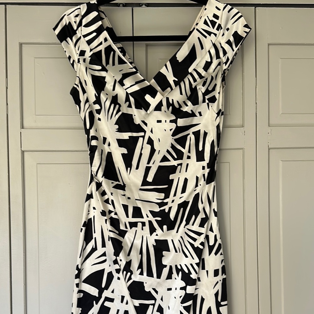 Elegant Black and White Abstract Dress - Picture 2 of 6